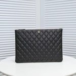 tui-cam-tay-chanel-pouch-classic-mau-den-623995466cf9c-22032022162214.jpg