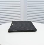 tui-cam-tay-chanel-pouch-classic-mau-den-623995466cf9c-22032022162214.jpg