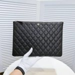tui-cam-tay-chanel-pouch-classic-mau-den-623995466cf9c-22032022162214.jpg