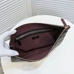 tui-cam-tay-chanel-pouch-classic-mau-den-623995466cf9c-22032022162214.jpg