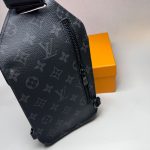 Louis-uitton-Saumur-Slingbag-Monogram-Eclipse-Black-2